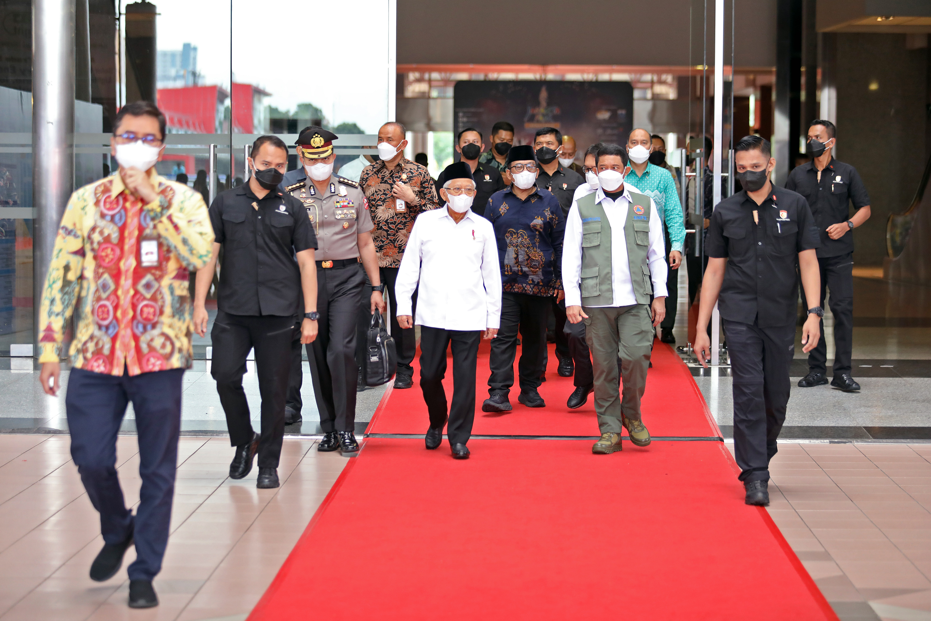 Wakil Presiden RI KH Ma'ruf Amin (kemeja putih) didampingi Kepala BNPB Letjen TNI Suharyanto S.Sos., M.M., (rompi hijau) berjalan menuju tempat acara Rapat Koordinasi Nasional (Rakornas) Penanggulangan Bencana (PB) Badan Nasional Penanggulangan Bencana (BNPB) tahun 2023 yang diselenggarakan di Jakarta International Expo (JiExpo) Kemayoran, Jakarta Pusat, Kamis (2/3). 